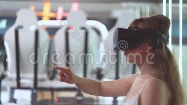 虚拟现实眼镜中的年轻女孩<strong>垂直翻转</strong>虚拟页面